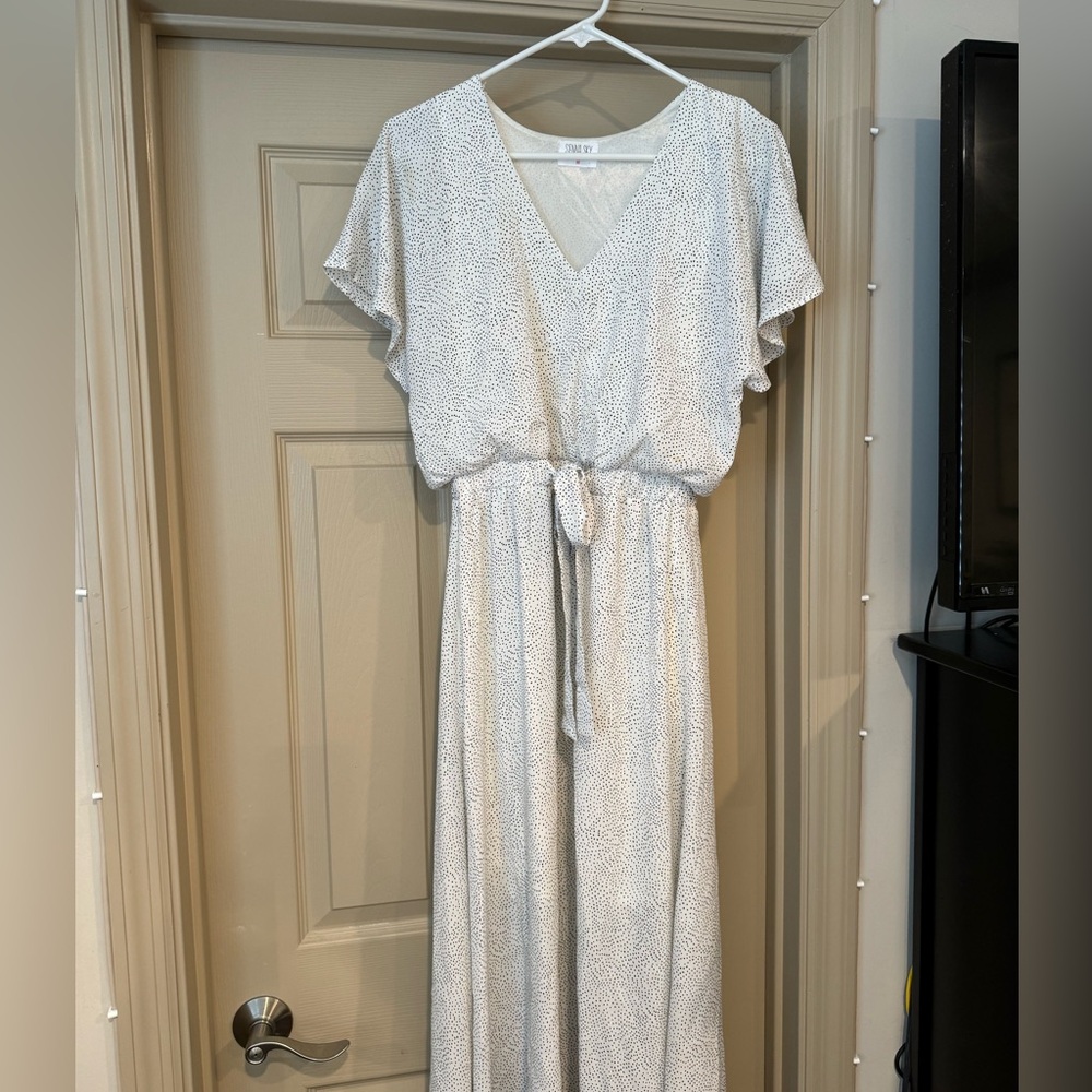 Romantic flowy dress - white with black polka dots
